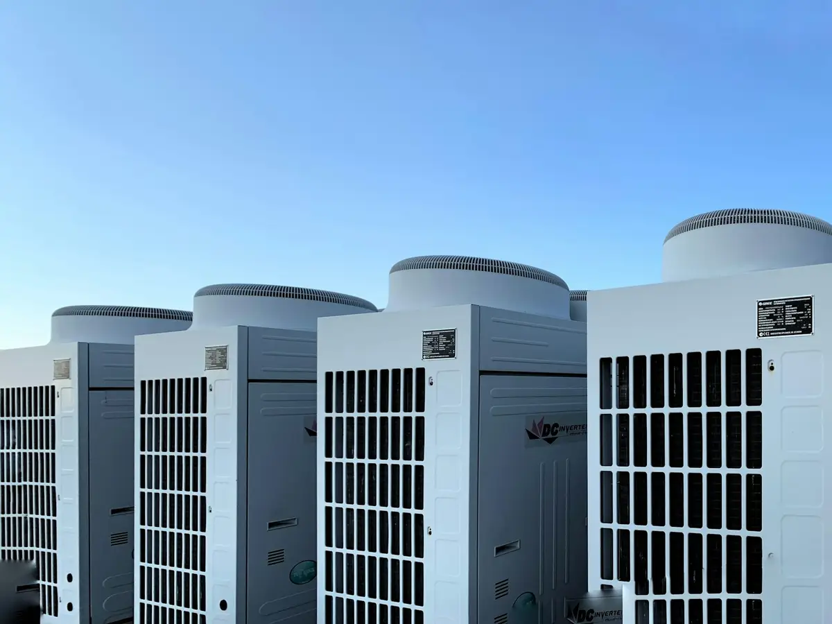 Groupes froids installés sur la toiture technique d’un bâtiment